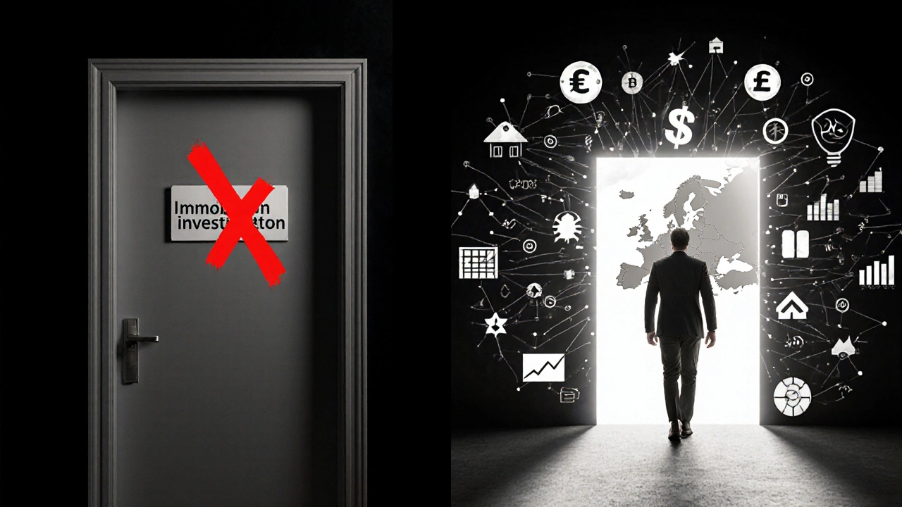 Ein symbolisches Szenario: eine geschlossene Tür für Immobilieninvestitionen links, eine offene Tür aus Finanzsymbolen rechts, ein Investor schreitet hindurch.
